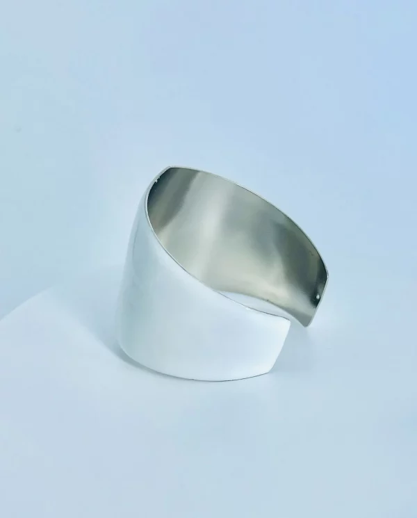 Brazalete geométrico blanco